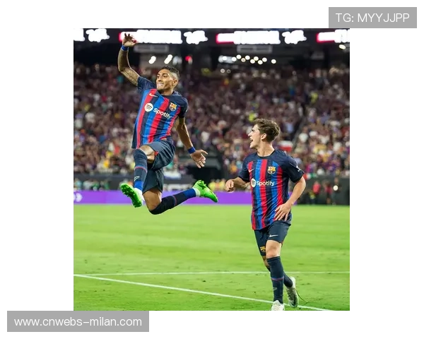 伯纳乌球迷嘘声应对维尼修斯，巴西前锋鼓掌回应